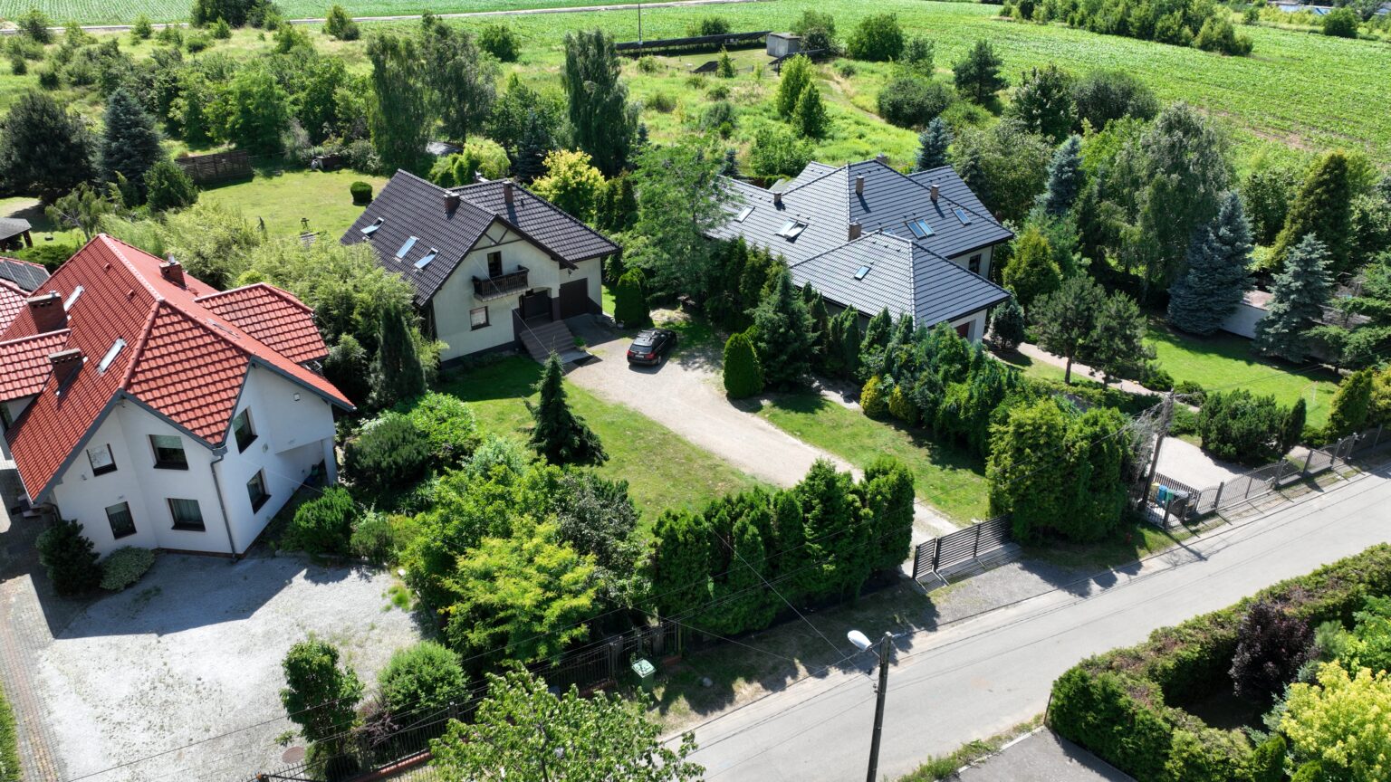 Dom z działką na sprzedaż zdjęcia z drona